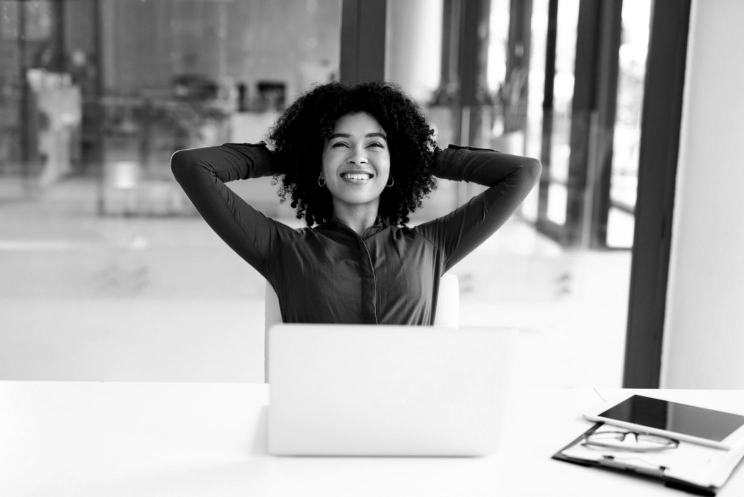 Aufgeräumter Arbeitsplatz mit Computer für optimale Lernsituation