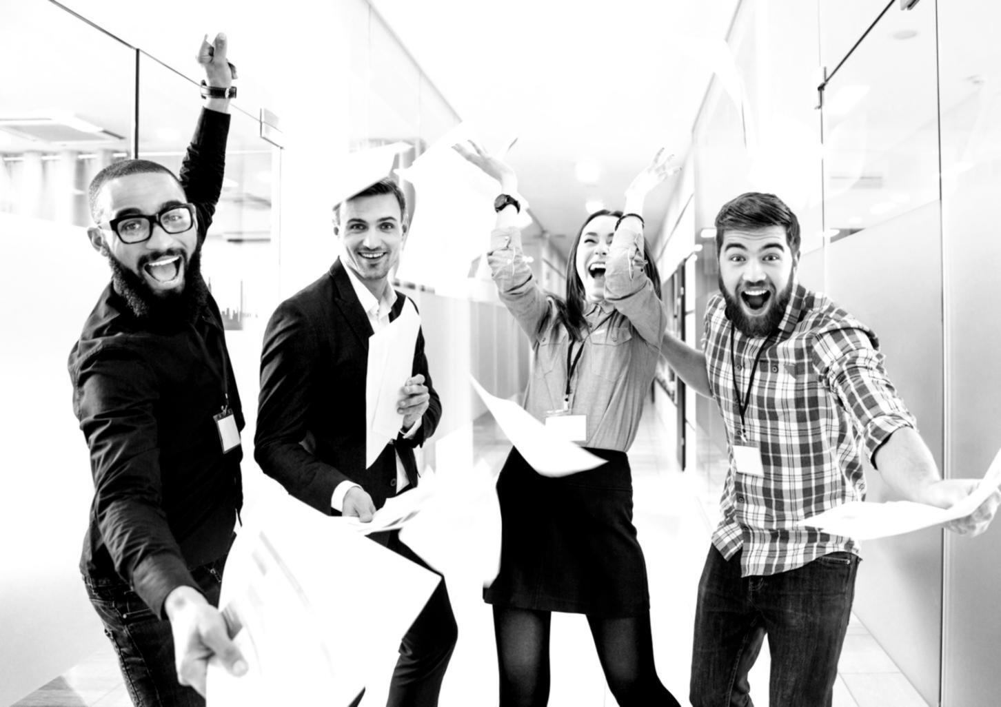 Teilnehmer arbeitet konzentriert am Computer während einer Online-Masterclass